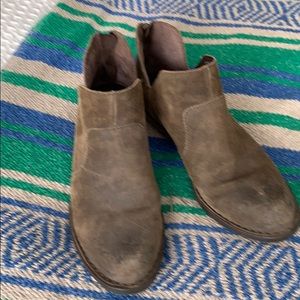 Born “Kerry” booties suede